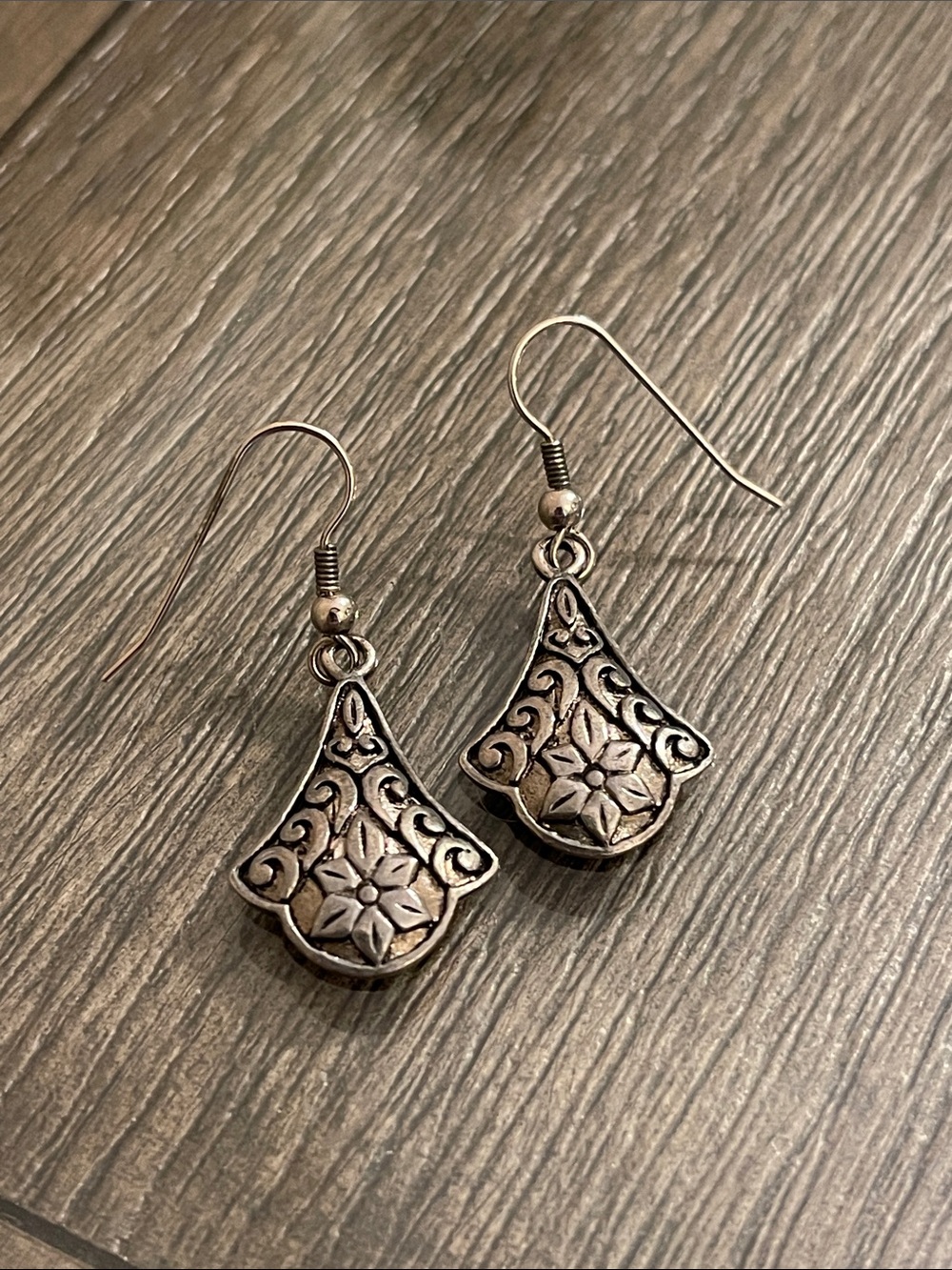 Vintage Style Oxidized Silver-tone Embossed Fan / Teardrop Silhouette Earrings